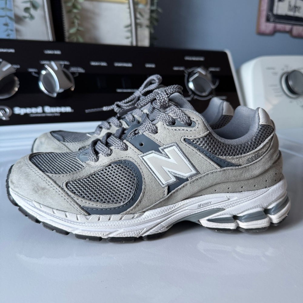 New Balance Women's 2002R Sneaker US Women 7